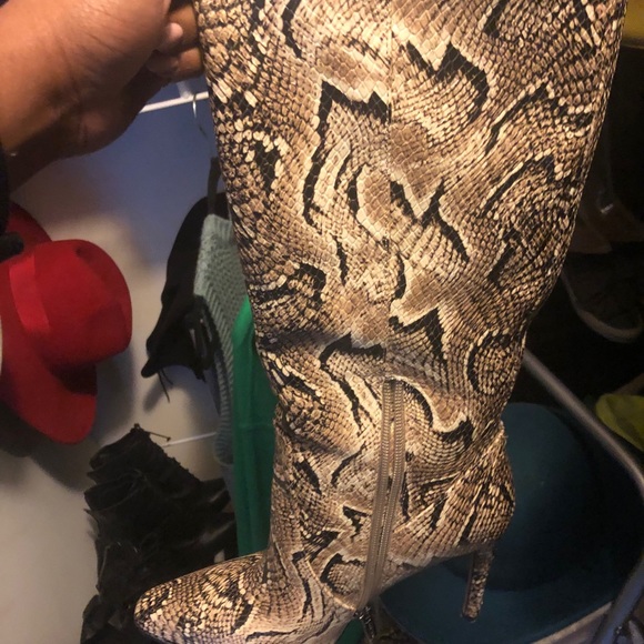 Vince Camuto Fendel Snake Print 